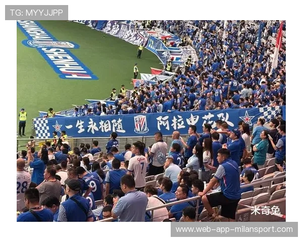 上海申花弧顶远射试脚,皮球擦柱飞出